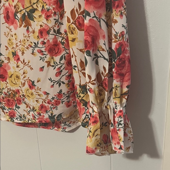 Chic Floral Ruffle Blouse - Picture 9 of 9